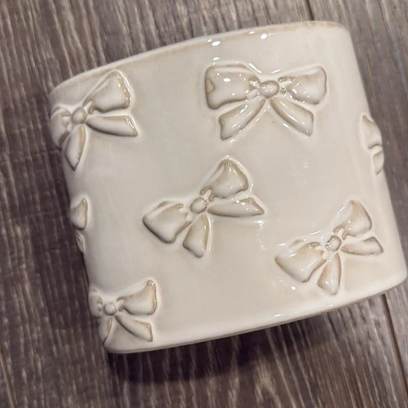Cream Bow-Embossed Ceramic Brush Holder - Picture 3 of 5